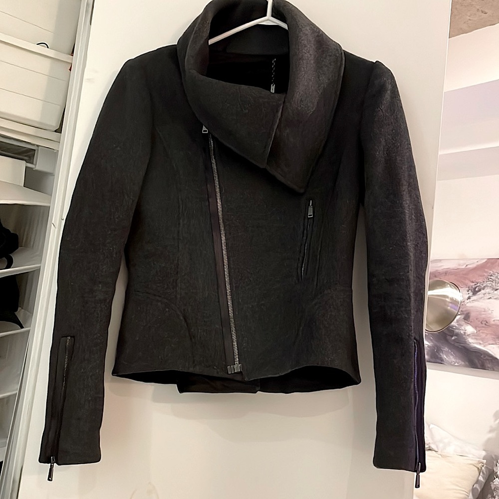 Gorgeous women’s 100% wool Elie Tahari winter coat.
